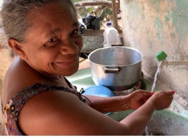 Moradora da zona rural de Guaraciaba do Norte comemora chegada de água encanada à sua residência 