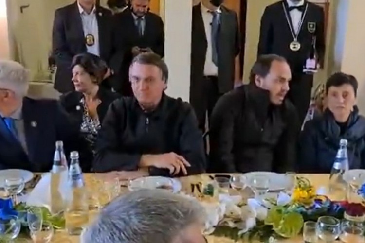 Captura de tela de vídeo compartilhado nas redes sociais, registrando o almoço de Bolsonaro na cidade italiana de Anguillara Veneta