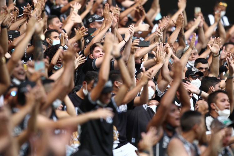 FORTALEZA,CE, BRASIL, 31.10.2021: Torcida do Ceará vibra com vitória do timr no Jogo pelo campeonato brasileiro séria A, Ceará vs Fluminense, Arena Castelão.   (Fotos: Fabio Lima/O POVO)