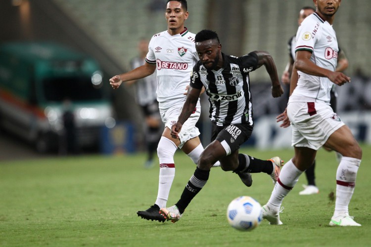 Mendoza busca o drible contra a marca&ccedil;&atilde;o de jogadores do Fluminense no duelo contra o Cear&aacute;, no Castel&atilde;o, pela S&eacute;rie A