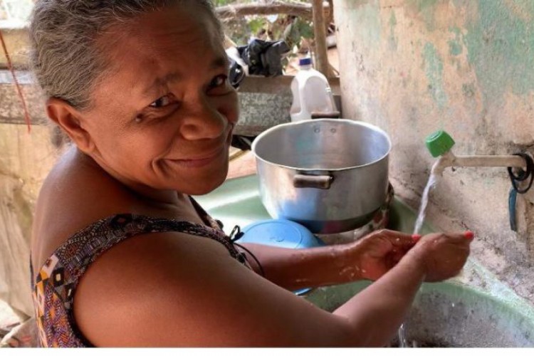 Moradora da zona rural de Guaraciaba do Norte comemora chegada de água encanada à sua residência