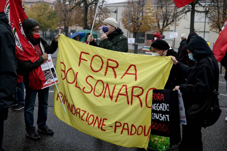 Bolsonaro viaja para ser homenageado, mas é alvo de protesto em cidade italiana