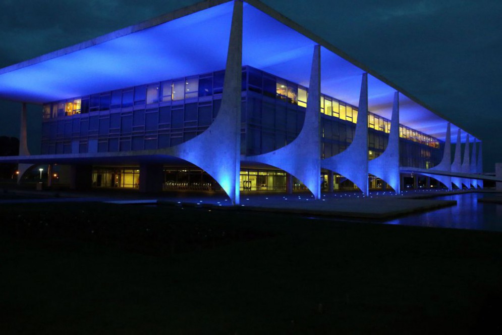 Palácio do Planalto recebe iluminação especial para a campanha do Novembro Azul, que alerta sobre o câncer de próstata e chama a atenção dos homens para a importância da prevenção (Foto: Wilson Dias/Agência Brasil)