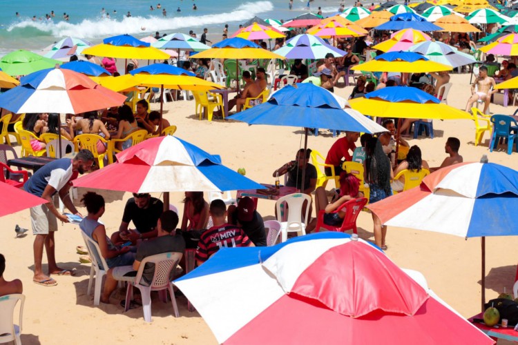 ￼PÚBLICO lotou barracas na Praia do Futuro