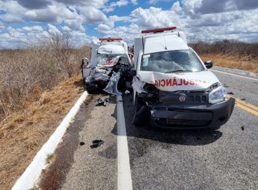 Acidente entre ambulâncias e carro deixa dois mortos na  CE-138 