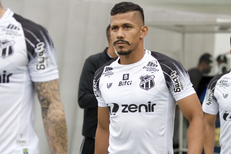 Volante Fernando Sobral entra em campo no jogo Juventude x Ceará, no Alfredo Jaconi, pelo Campeonato Brasileiro Série A