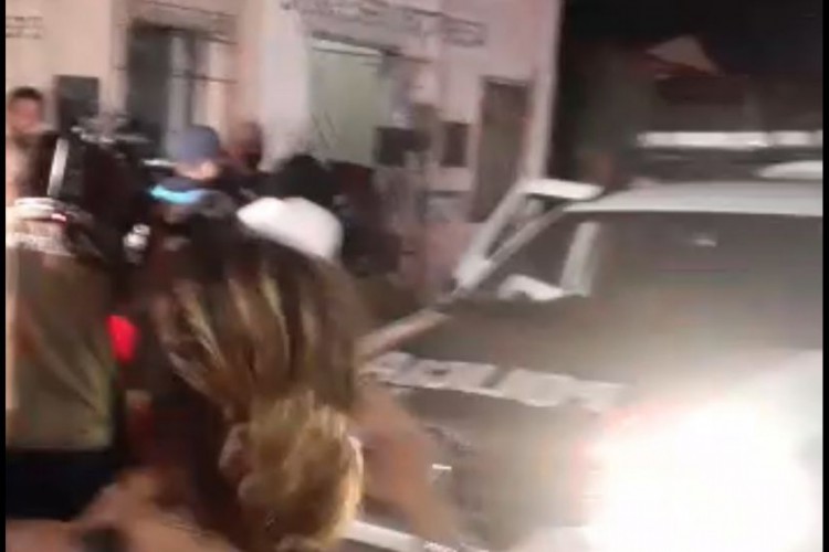 Imagens do momento da prisão em uma vila na avenida Humberto Monte 