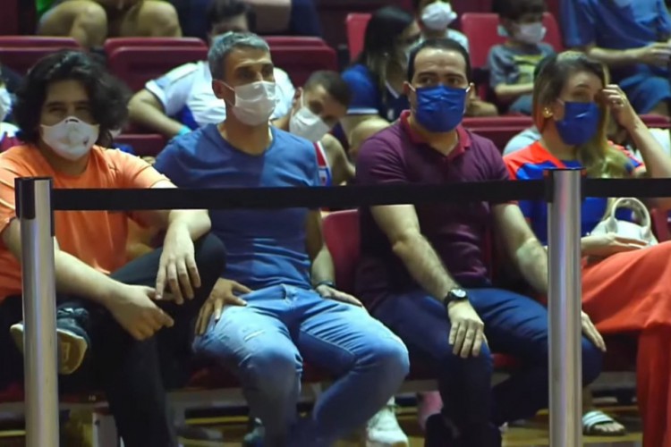 Vojvoda ao lado do presidente Marcelo Paz acompanhando o Fortaleza Basquete Cearense no CFO