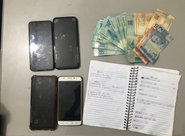 Foram encontrados celulares, R$ 1,3 mil e um caderno com anotações sobre o comércio de drogas em Catunda 