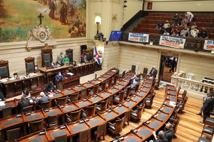 Manifestantes favoráveis e contrários à proposta que multaria quem fosse flagrado usando drogas ilícitas em público interrompem sessão legislativa.