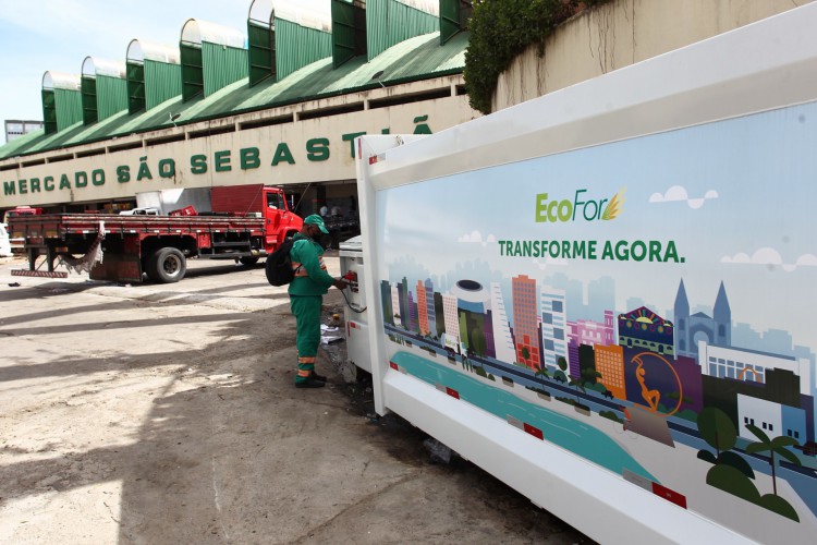 Triturador de lixo instalado pela Prefeitura no Mercado São Sebastião impede que lixo acumule em contêiner(Foto: FABIO LIMA)