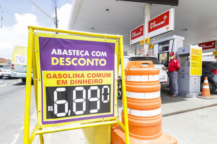 O preço do litro da gasolina já acumula alta de 38,29% no ano