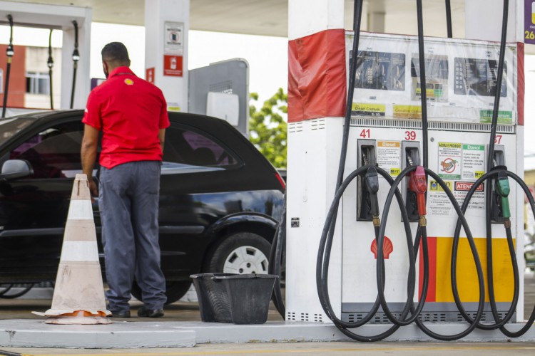 ￼ Ano 2022 mantém tendência de redução no preço dos combustíveis e litro da gasolina e álcool ficam mais baratos 