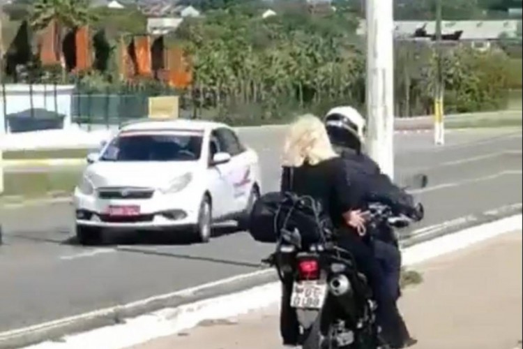 Um motorista flagrou o momento que um oficial da PM trafegava na ciclovia com uma mulher sem capacete. Ele usava a moto do Estado