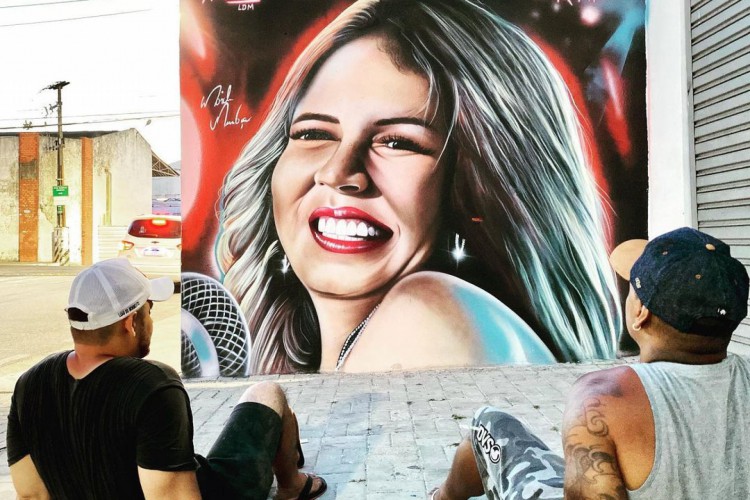 Artistas Leandro e Anderson pintaram o mural no sábado, 6. Cantora morreu em acidente de avião na sexta, 5