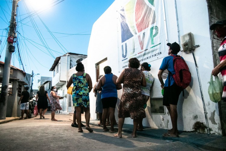 Moradores levam as próprias vasilhas e panelas para receber a sopa aos sábados, na União dos Jovens do Vicente Pinzon (UJVP)