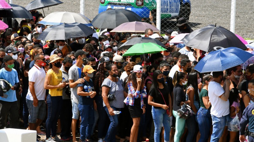 Familiares, amigos e fãs se despedem de Cristiano Araújo em Goiânia