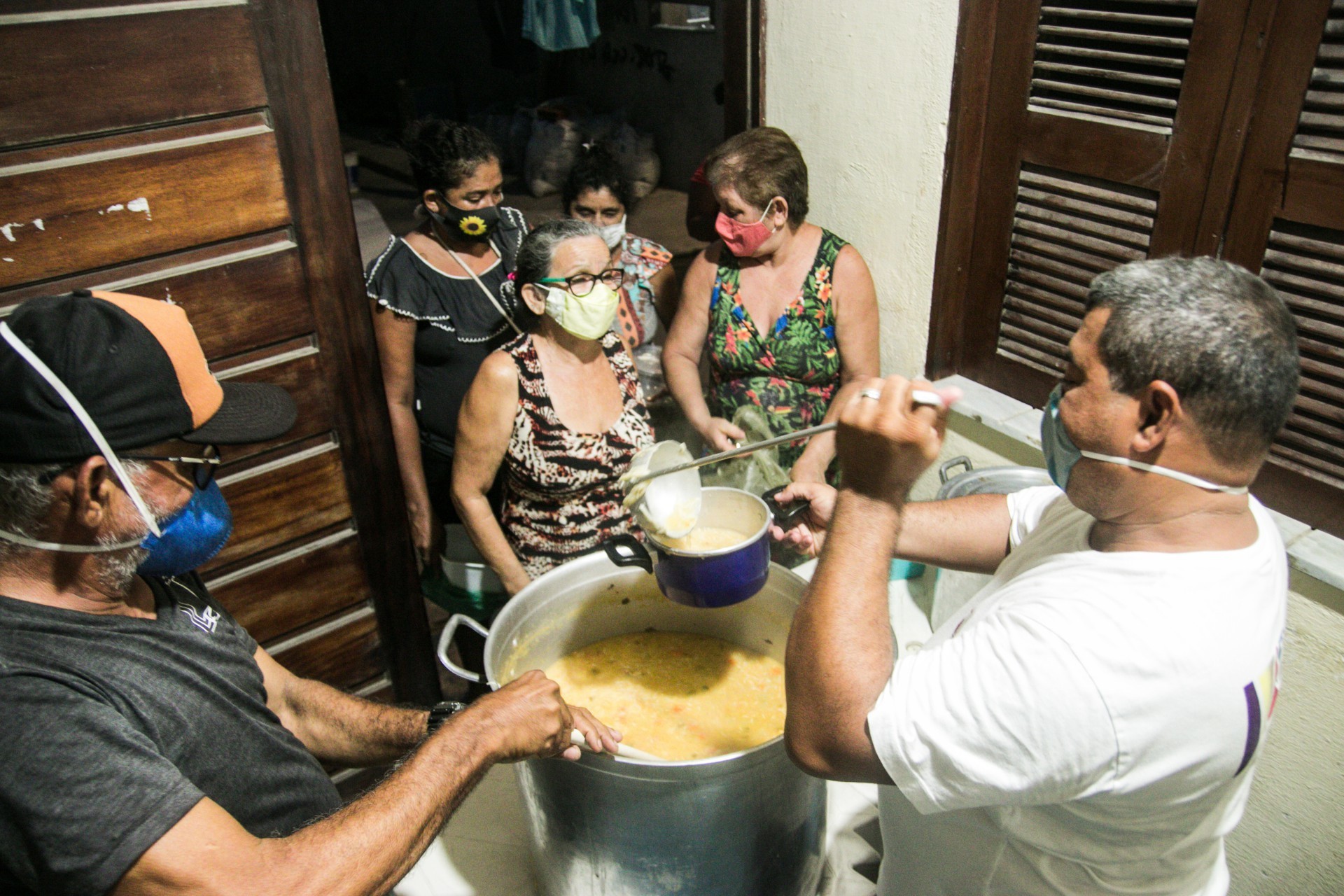 Mulheres e idosos eram maioria dentre os moradores que procuraram a associação para se alimentar neste sábado