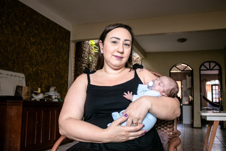 Natália Corrêa e o pai de Bento, que nasceu com 26 semanas, redobram os cuidados com a limpeza em casa e restringem as visitas para proteger a saúde do bebê  (Foto: FERNANDA BARROS)