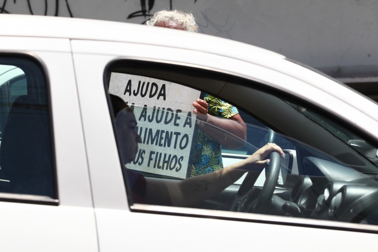 Antonia Ausivera da Silva Cabral, 61 pedindo no sinal da Av. Aguanambi com rotatória de acesso á BR-116(Foto: FABIO LIMA)