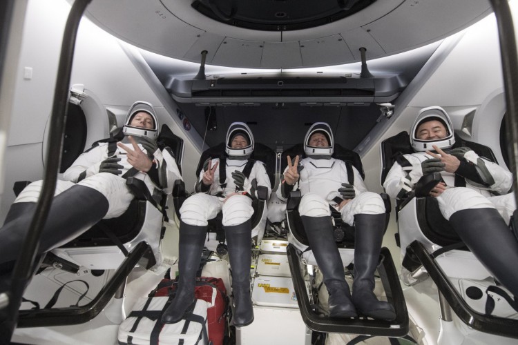 Com banheiro quebrado, tripulação precisou usar fraldas para incontinência no retorno à Terra