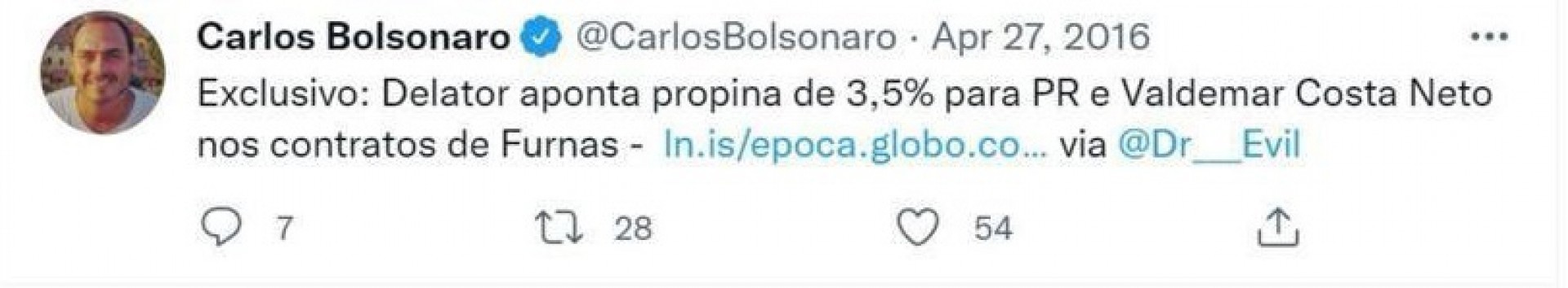 Tuíte excluído por Carlos Bolsonaro, com compartilhamento de reportagem da revista Época.