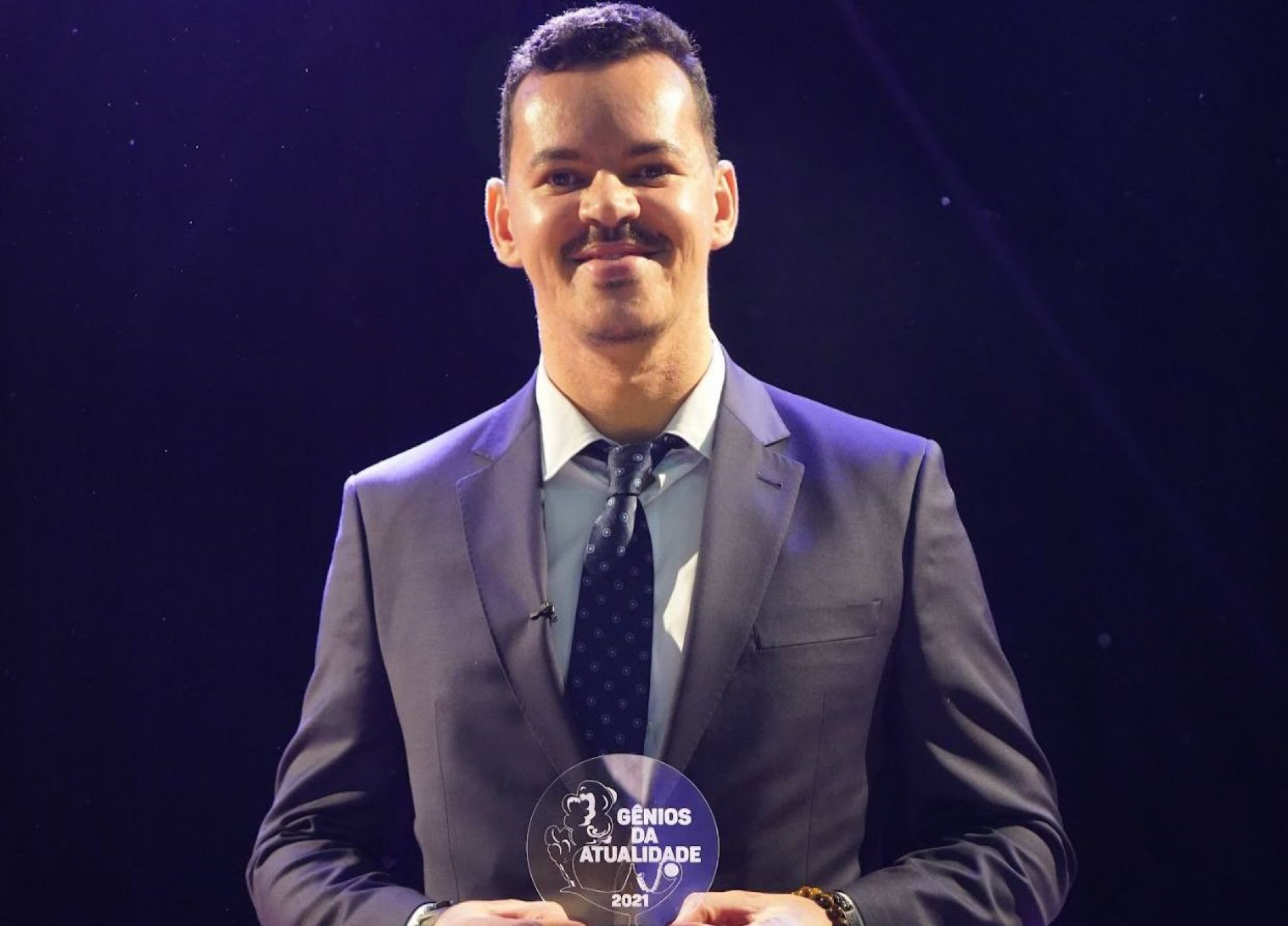 O jovem caririrense Kellvyn Atary ganhou a premiação intitulada "Gênios da Atualidade", da revista Caras, na categoria "Copywriter do Ano" (Foto: Arquivo Pessoal)