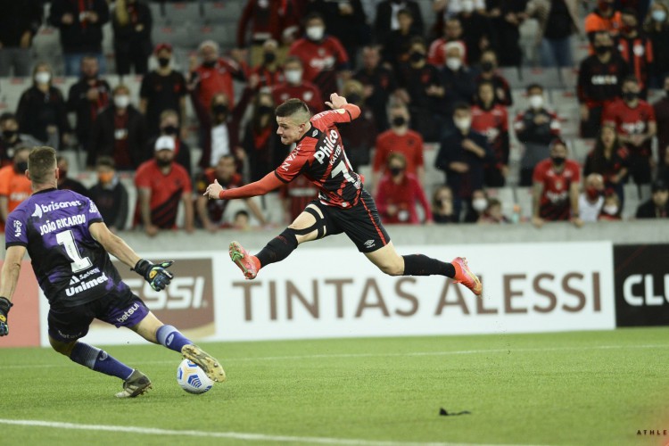 Goleiro João Ricardo e atacante Renato Kayzer em lance do jogo Athletico-PR x Ceará, na Arena da Baixada, pelo Campeonato Brasileiro Série A