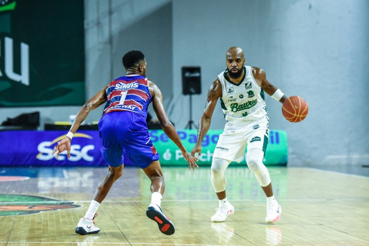 Larry Taylor, do Bauru Basket, é marcado por Desmond Holloway, do Fortaleza Basquete Cearense