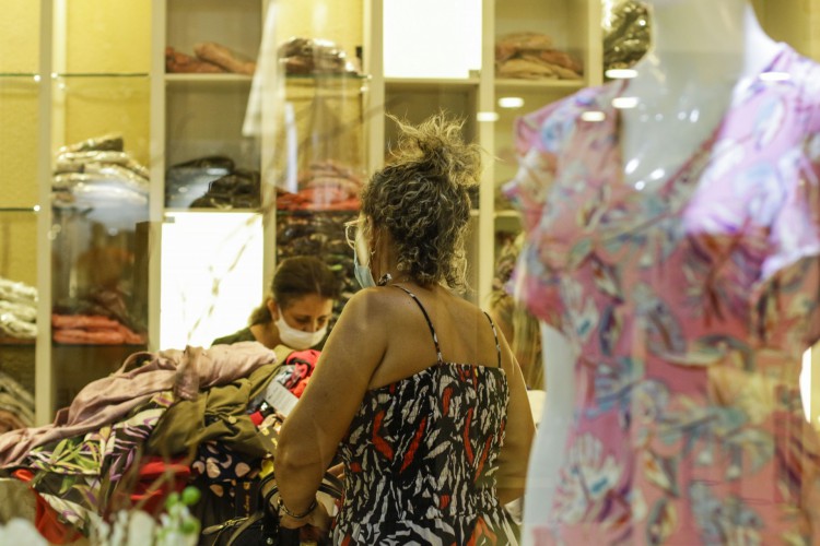 Segmento de tecidos, vestu&aacute;rio e cal&ccedil;ados foi um dos destaques negativos com rela&ccedil;&atilde;o ao volume de vendas no com&eacute;rcio varejista do Cear&aacute; em setembro