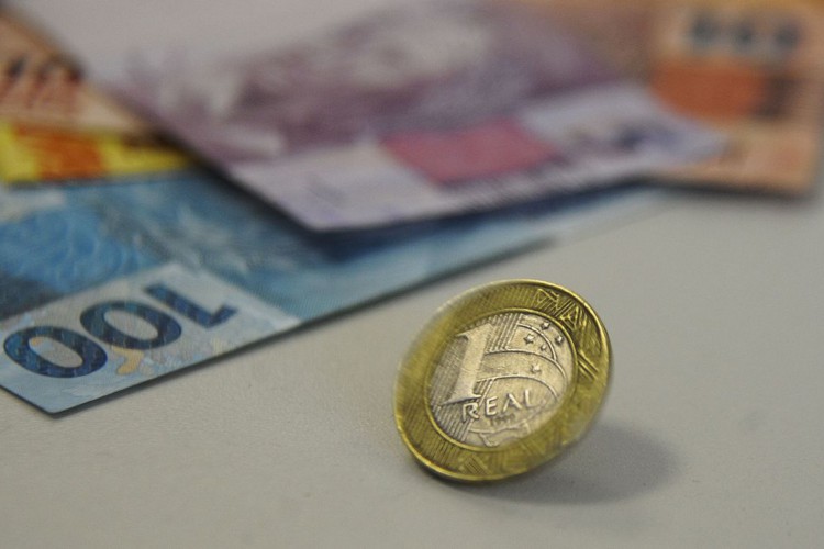 Juros consomem quase 12% da renda das famílias, diz pesquisa