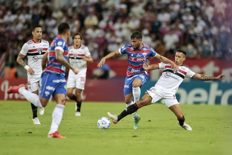 Ronald disputa bola em jogo do Fortaleza diante do São Paulo pelo Brasileirão, no Castelão. 