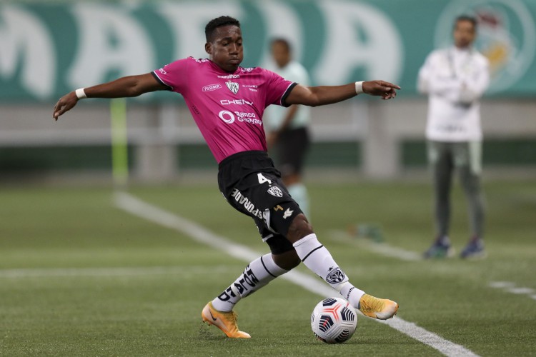 Lateral-direito e zagueiro Anthony Landázuri com a bola no jogo Palmeiras x Independiente Del Valle, no Allianz Parque, pela Copa Libertadores