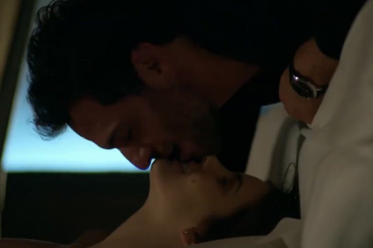 Personagens de Camilla Queiroz e Rodrigo Lombardi se beijam em cena de Verdades Secretas; confira que horas e onde assistir ao vivo à novela hoje, sexta-feira, 12 de novembro (12/11)