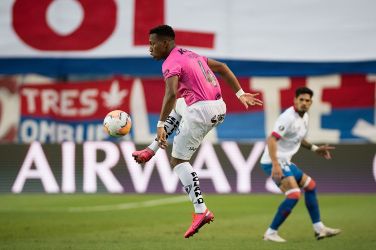 Lateral-direito e zagueiro Anthony Landázuri com a bola no jogo Nacional x Independiente Del Valle, pela Copa Libertadores