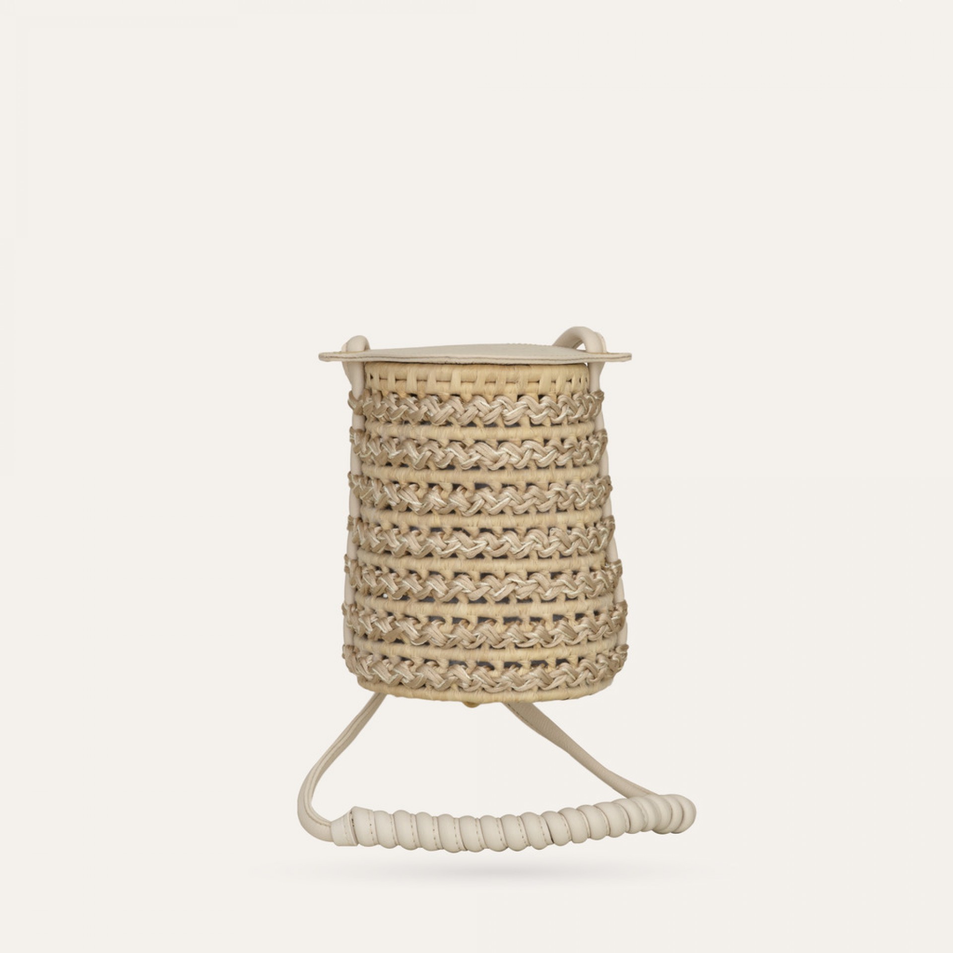 "A arte do crochê foi entrelaçada no cesto de palha de Carnaúba e os detalhes de couro vegano dão o toque moderno e enriquecedor ao seu design.", detalha descrição no site