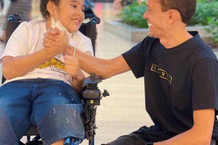 O influenciador digital Diego Tripinha arrecadou dinheiro para a compra de uma cadeira motorizada para o pequeno Dudu