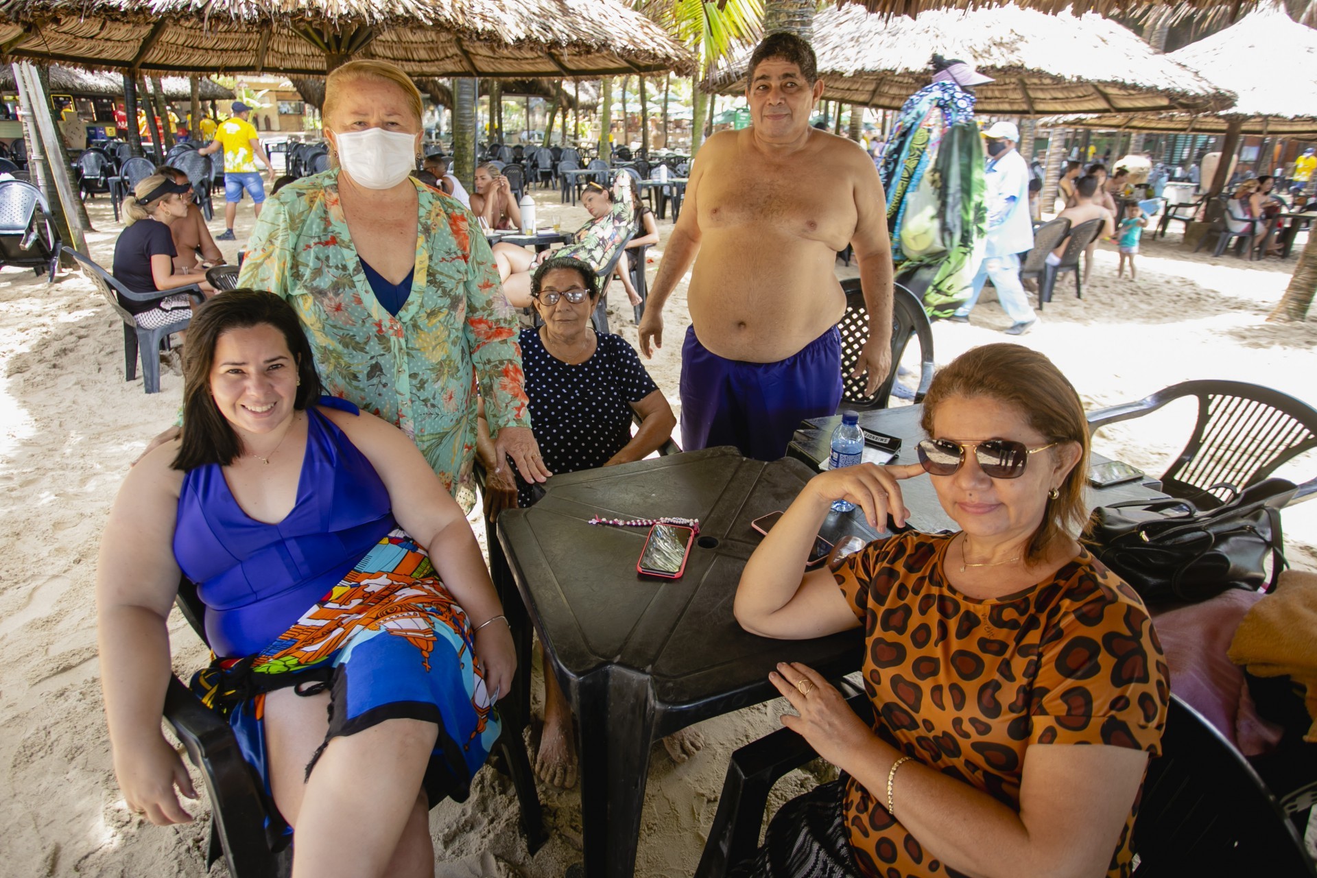 FORTALEZA, CE, BRASIL, 13-11.2021: Familia Oliveira. Movimentação na Praia do Futuro no feriadão, com muito movimento, ambulantes. em epoca de COVID-19. (Foto:Aurelio Alves/ Jornal O POVO) (Foto: Aurelio Alves)