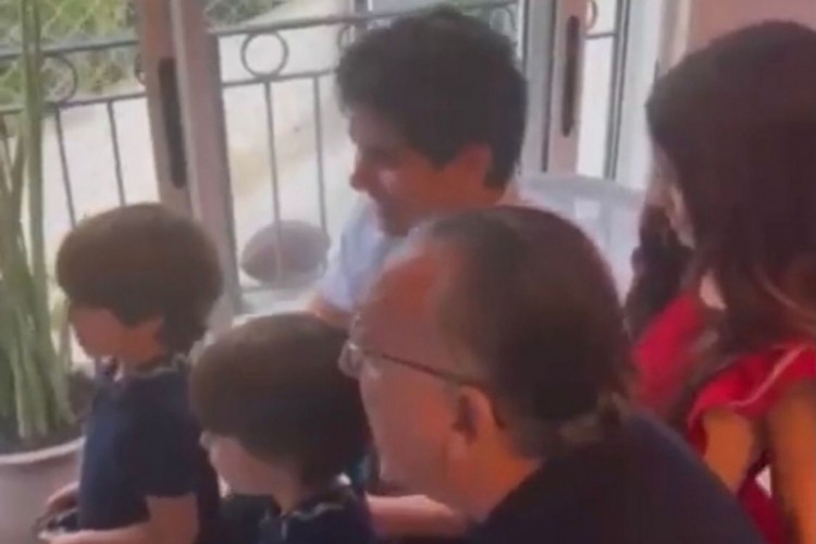 Registro de tela do vídeo compartilhado por Galvão Bueno, onde o global narra a partida de videogame dos netos.