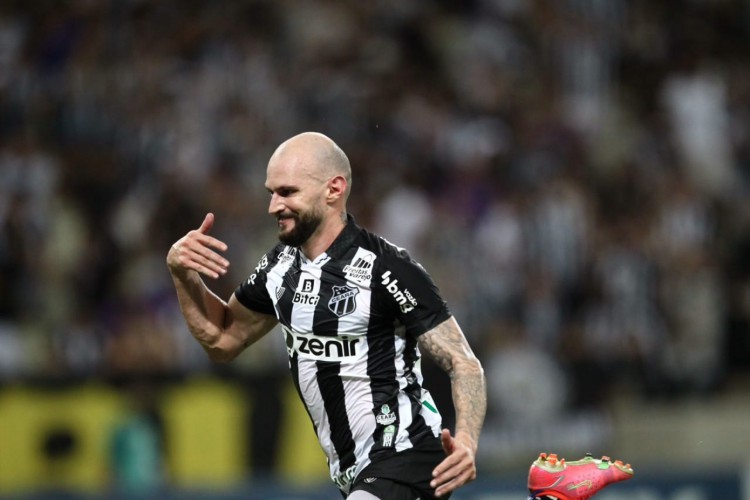 Volante Marlon comemora gol no jogo Ceará x Sport, na Arena Castelão, pela Série A