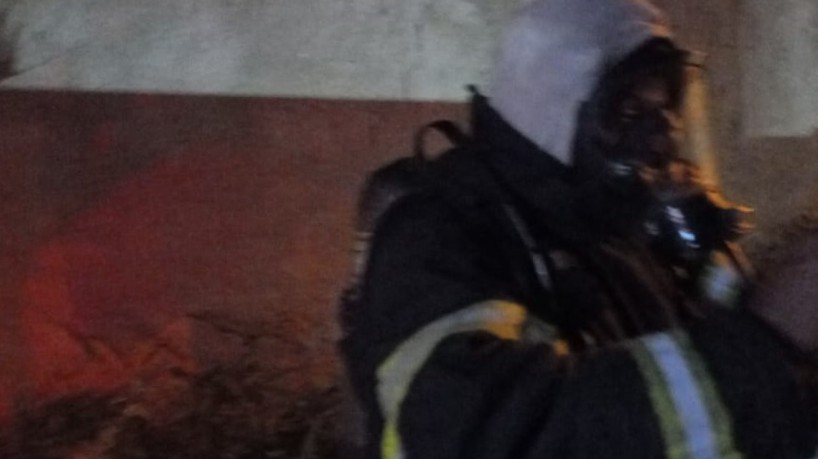 Bombeiros usaram equipamentos de proteção respiratória para conter o vazamento(foto: Ascom/CBM-CE)