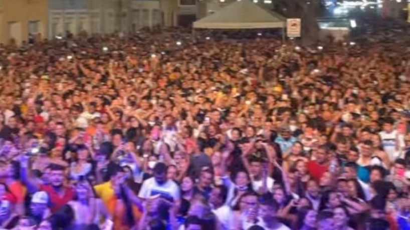 Imagens que circulam nas redes sociais mostram público aglomerado ao redor de palco onde foram realizados shows musicais (foto: reprodução/ Whatsapp O POVO)