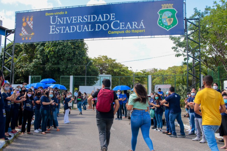 FORTALEZA, CE, 15-11-2021: Dia da prova de primeira fase da UECE no Campus Itaperi. As fotos destacam alunos em frente a Universidade e alunos se encaminhando ao local de provas. A movimentação foi intensa e a prova teve início às 9 horas da manhã de hoje. Itaperi, Fortaleza.(BÁRBARA MOIRA/ O POVO)  