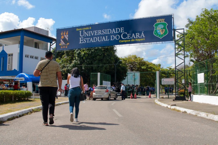 Campus do Itaperi da Uece reuniu 3,8 mil candidatos para a primeira fase neste feriado