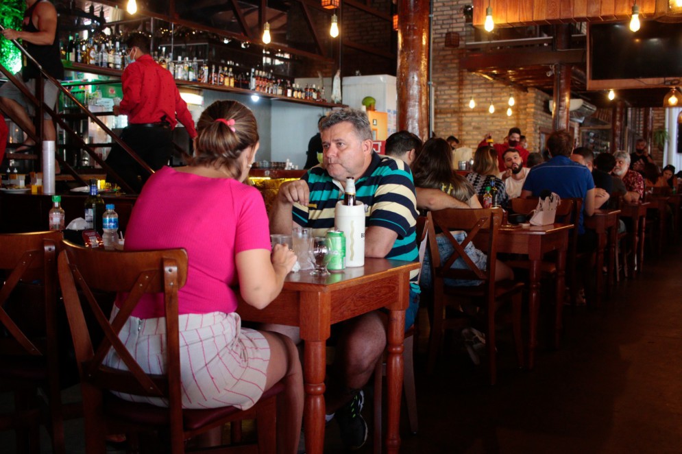 Bares e restaurantes empregam muitas atividades econômicas no setor de serviços(Foto: Bárbara Moira)