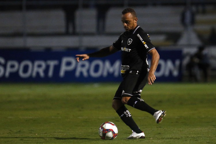 Ex-Fortaleza, Carlinhos participou da campanha de acesso do Botafogo à Série A do Campeonato Brasileiro 