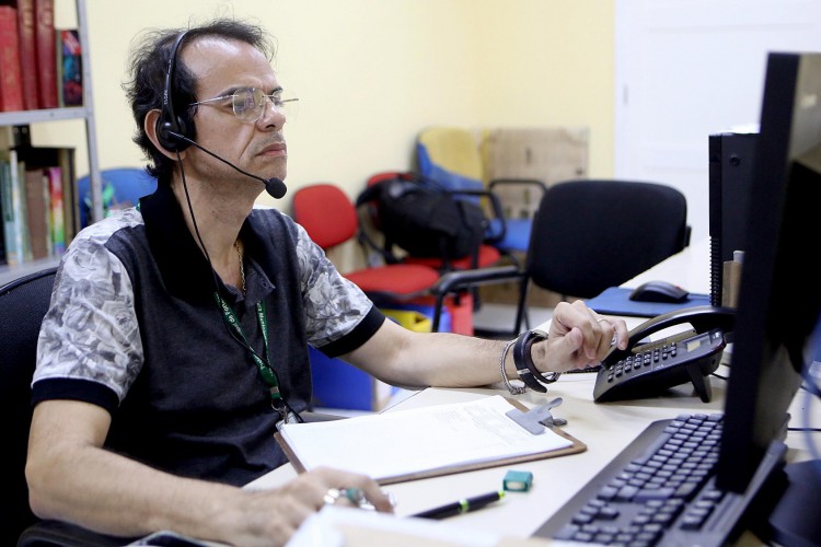 Uma equipe de cinco professores plantonistas atendem os consulentes que buscam o serviço 