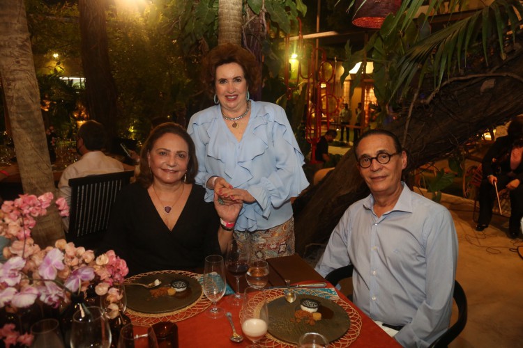 Anfitri&atilde; com V&acirc;nia e Arist&oacute;fanes Canamary