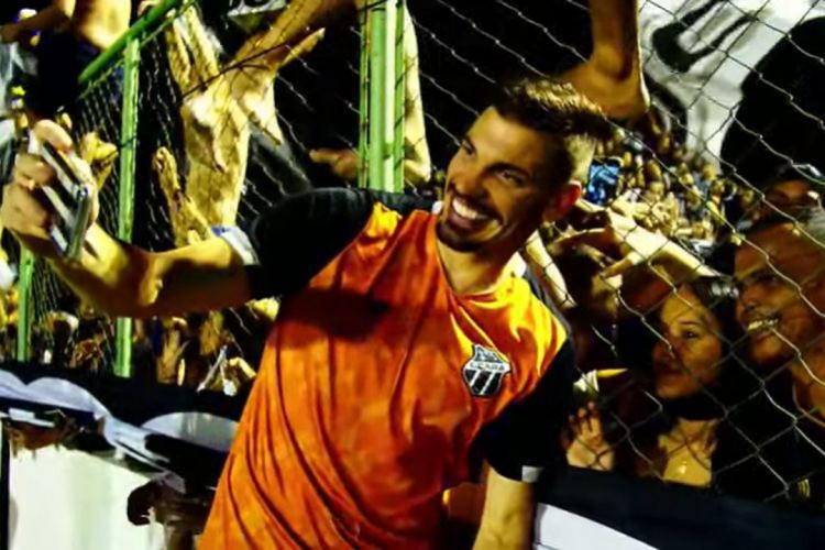 Goleiro João Ricardo tirando fotos com os torcedores alvinegros em Carlos de Alencar Pinto