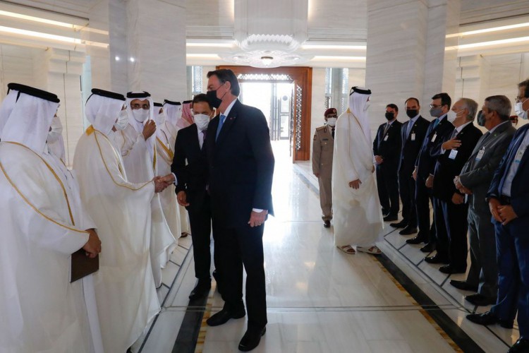 (Doha - Qatar, 17/11/2021) Presidente da República Jair Bolsonaro cumprimenta os Ministros Qatares.
Foto: Alan Santos/PR